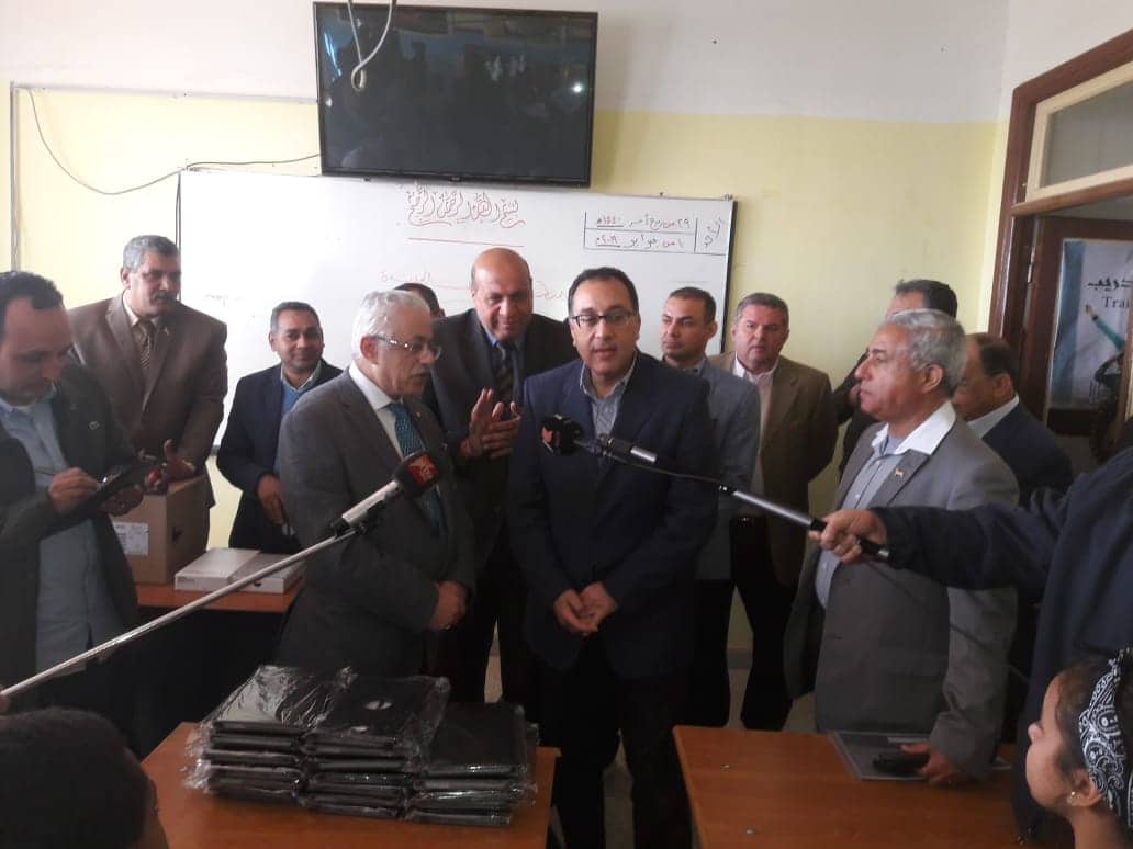 رئيس الوزراء ووزير التربية والتعليم يطمئنا على سير العملية التعليمية بمحافظة أسوان