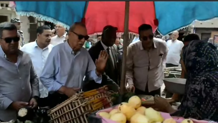 الهجان يقود حملة بالسلاسل الغذائية وأسواق الخضار بمدينة بنها لمتابعة توافر السلع وضبط الأسعار   