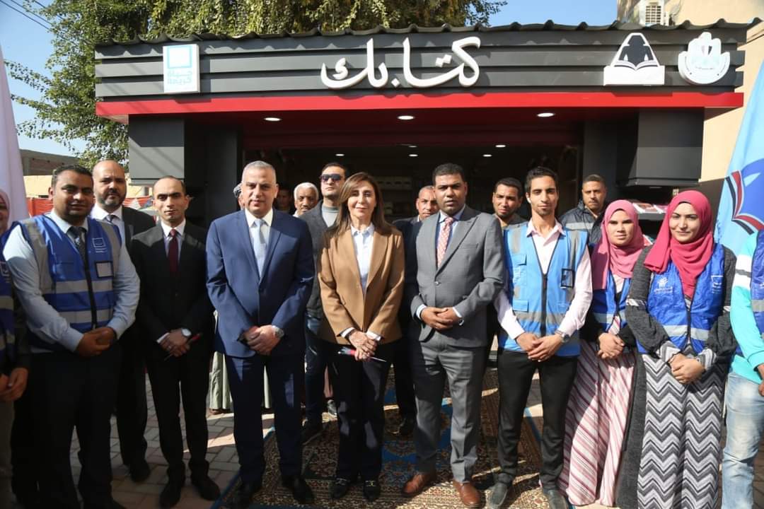 وزيرة الثقافة ومحافظ سوهاج يفتتحان مشروع "كشك كتابك" بقرية "أولاد سلامة"  