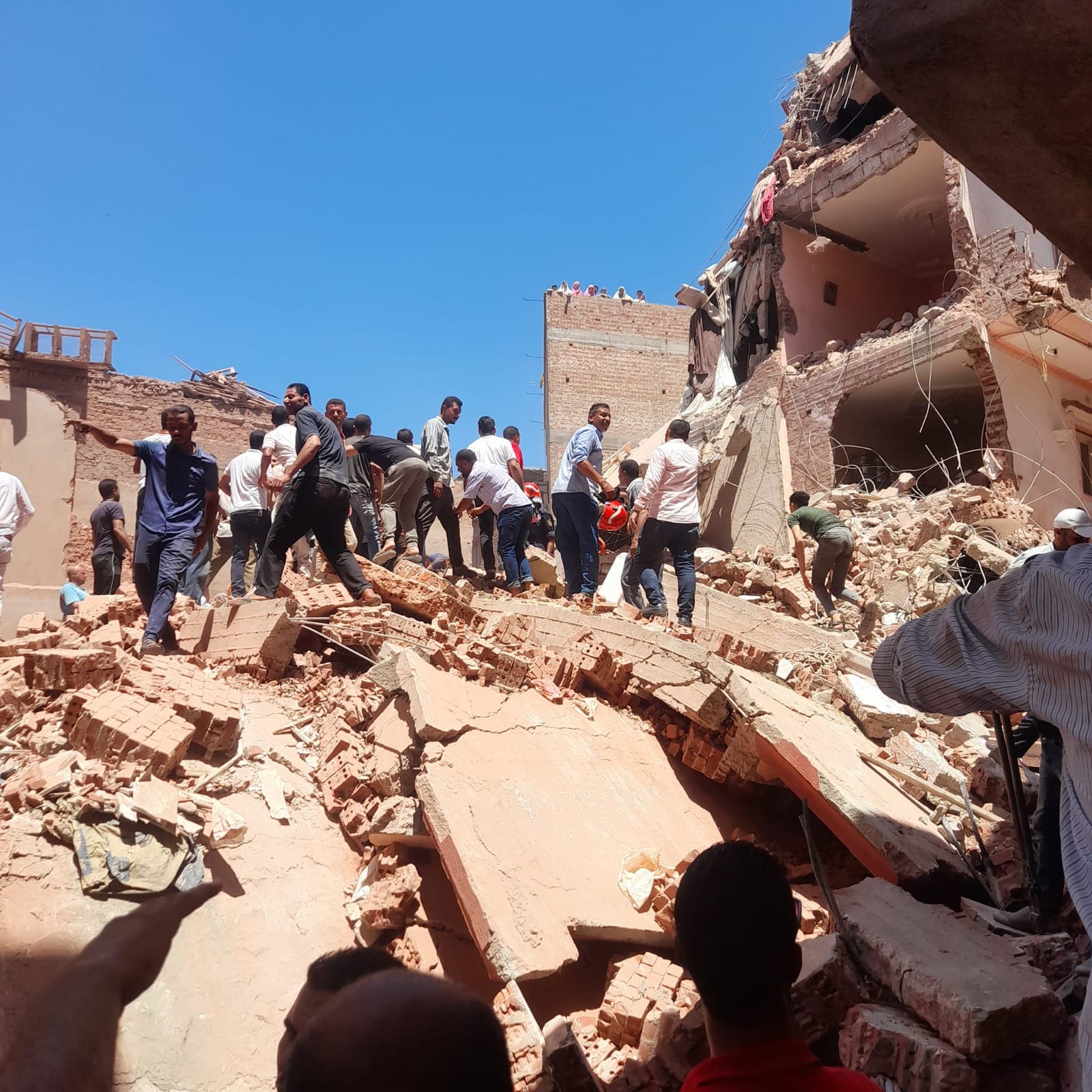 ارتفاع ضحايا عقار رشيد إلى 3 ضحايا و13 مصابا