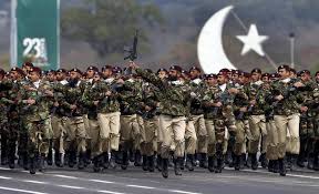 باكستان تستعرض قوتها العسكرية وتدعو إلى السلام مع الهند
