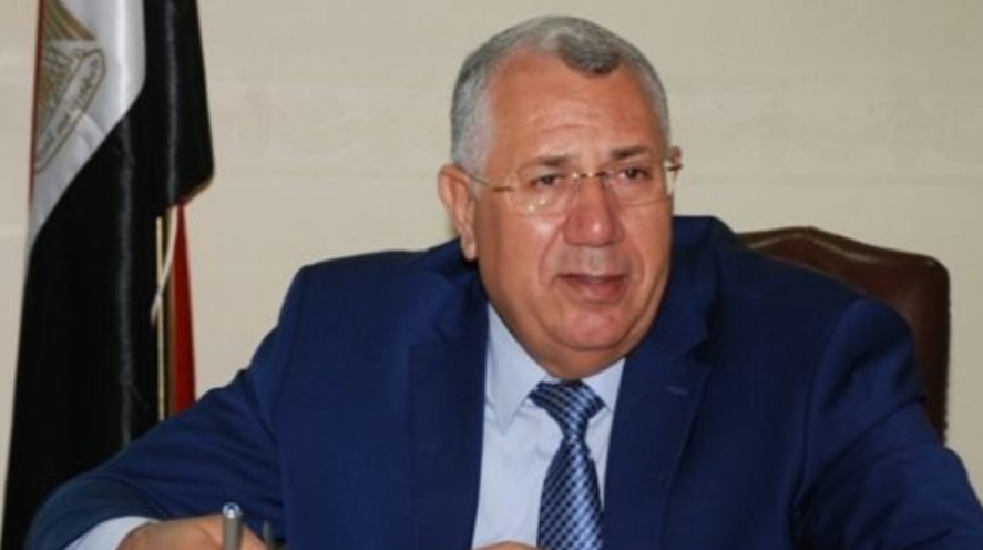 وزير الزراعة يطمئن على طبيب أصيب خلال حملة تحصين المواشي ويوجه بتوفير الرعاية الطبية الكاملة له