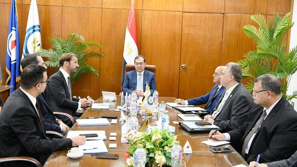 مباحثات وزير البترول والثروة المعدنية مع وفد بنك سوسيتيه جنرال الفرنسى لمشروعات الوزارة
