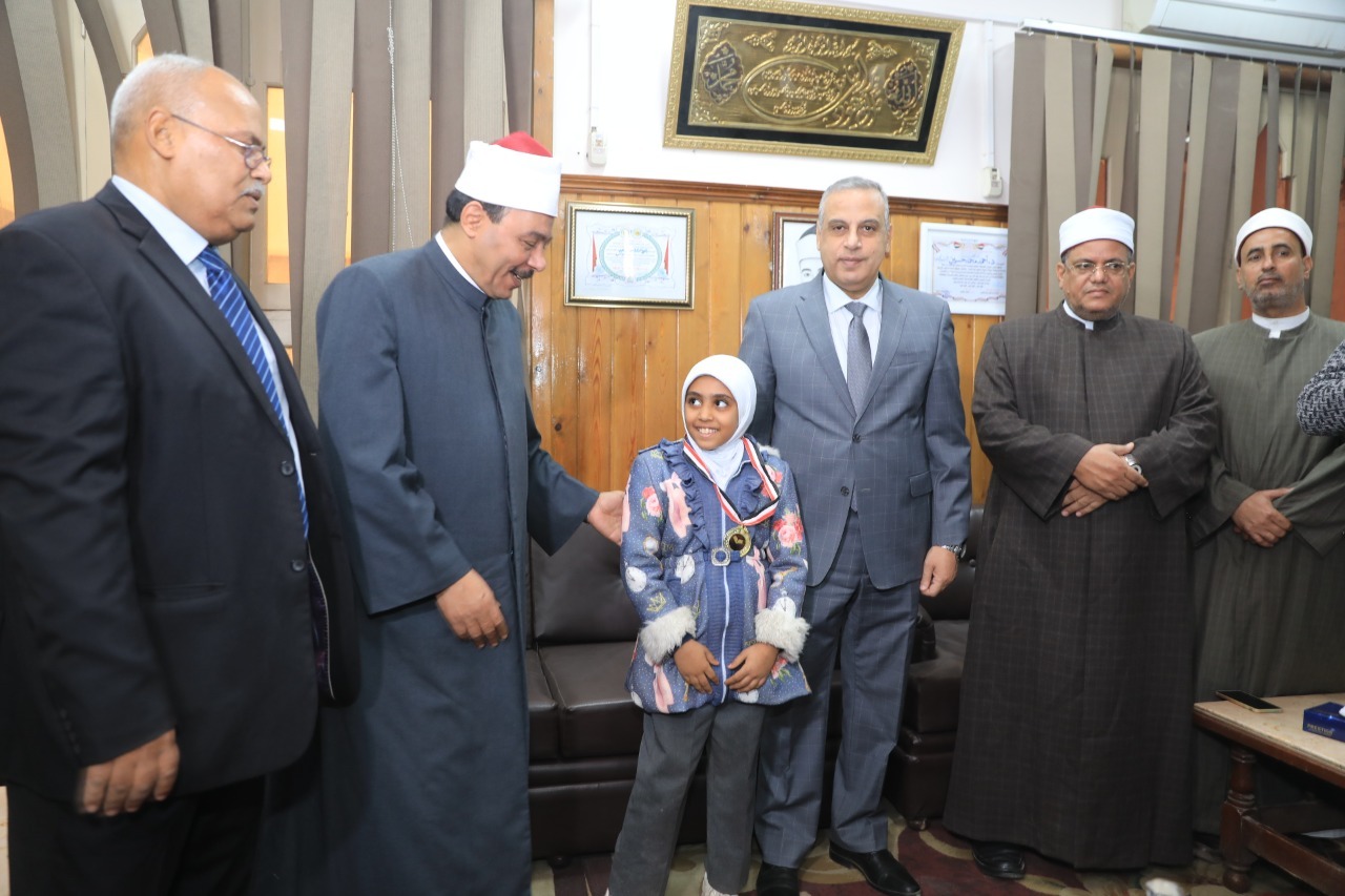 بالصور: محافظ سوهاج يُكرم عددا من حفظة القرآن الكريم بالأزهر