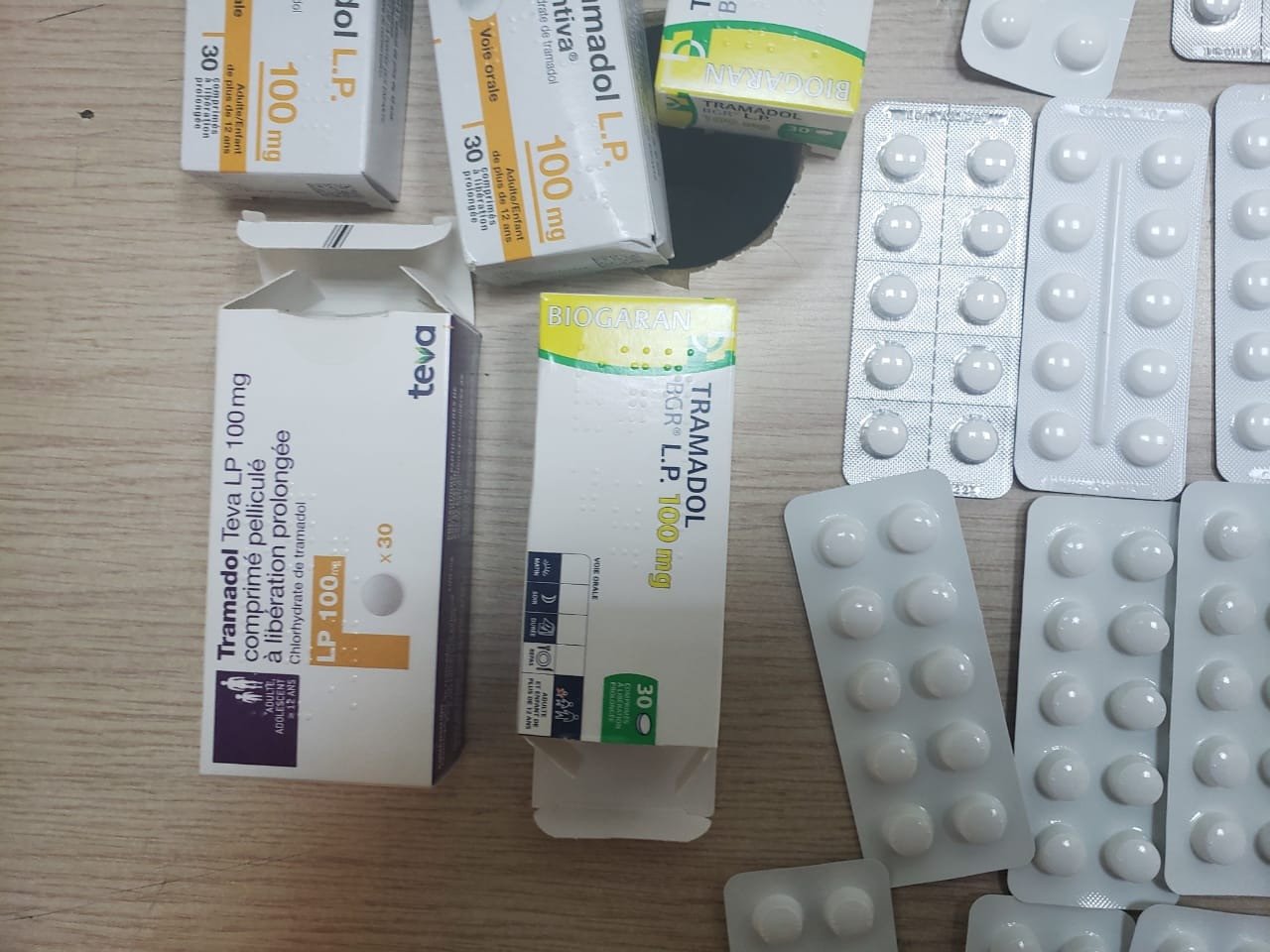 جمارك مطار الغردقة تحبط محاولة تهريب اقراص مخدرة