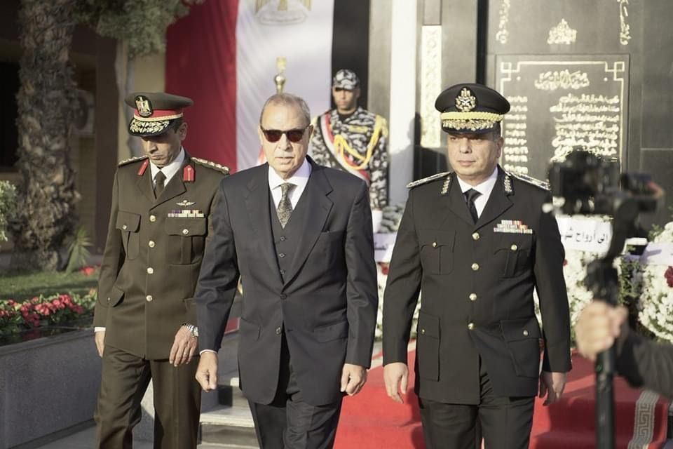 محافظ القليوبية يقدم التهنئة لمدير أمن القليوبية بمناسبة عيد الشرطة الـ 72 ويضع إكليلا من الزهور على قبر الجندي المجهول