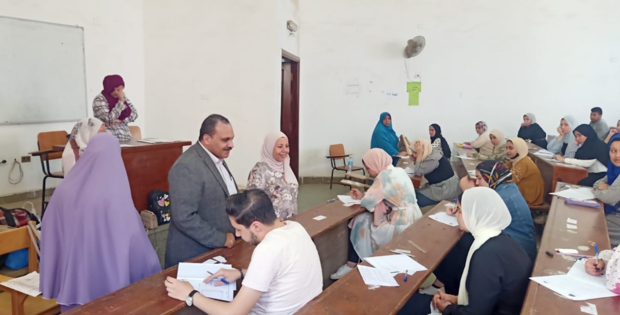 نائب رئيس جامعة بنها لشئون التعليم والطلاب يتفقد سير الامتحانات بكليات الحقوق والتربية والتمريض