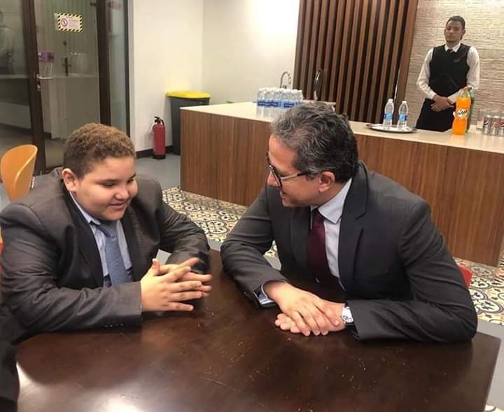 وزير الآثار يستقبل طفل بائع الجوارب