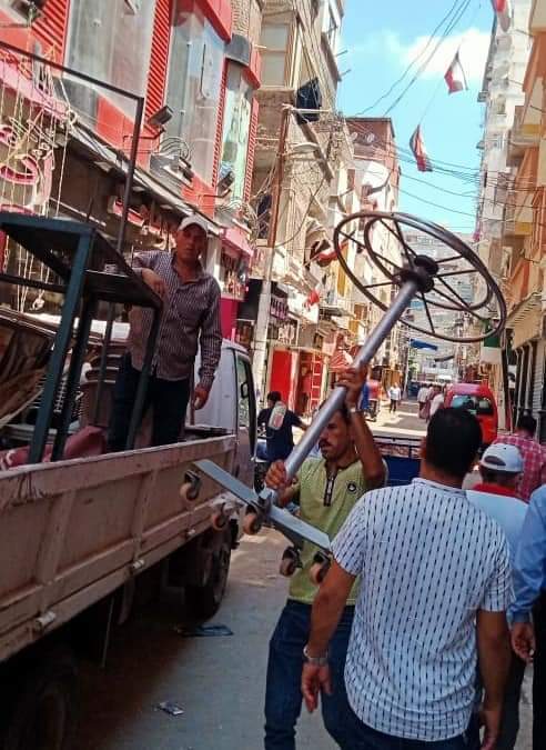 بالصور: ضبط تاجر تموينى وأحد أصحاب مشروع جمعيتى لتجميعهما سلع تموينية بأكثر من 43 ألف جنيه بالبحيرة