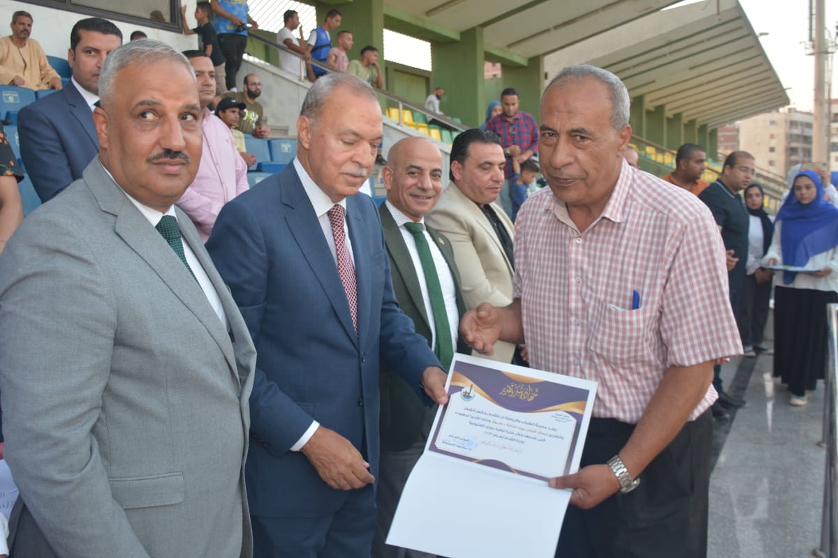 الهجان يسلم كأس البطولة لمركز شباب المنيرة بالقناطر الخيرية