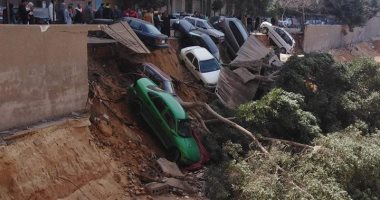 صور.. هبوط أرضى يتسبب فى انهيار سور وتهشم 7 سيارات بالسلام