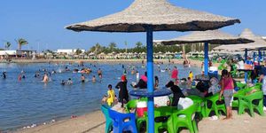 شواطئ الغردقة تستقبل 15 ألف زائر مجانا اليوم.. «دقوا الشماسى الصيف احلى فى الغردقة