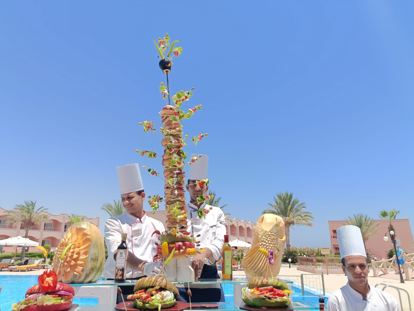 ساندويتش «برجر برج ايفل» يجذب أنظار السائحين على شواطئ مرسى علم 