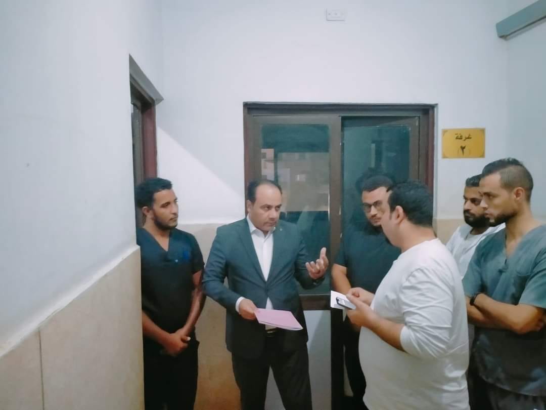 خلال زيارة مفاجئة  وكيل صحة سوهاج يحيل أربعة من الأطباء و التمريض بمستشفى المنشاه للتحقيق العاجل  