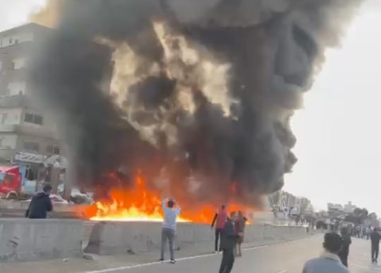 انقلاب سيارة محملة بمواد بترولية أمام مدرسة بالبحيرة