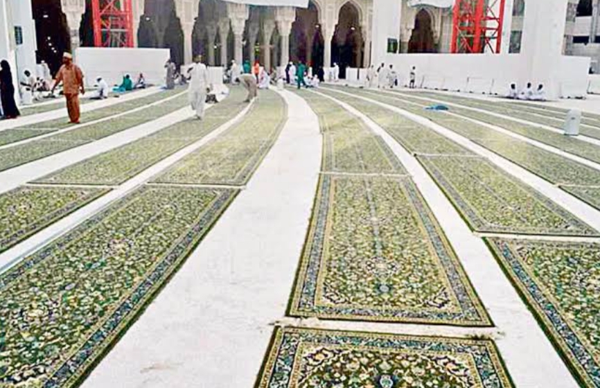 ألف سجادة تكتسي بها أرضيات المسجد الحرام خلال شهر رمضان المبارك