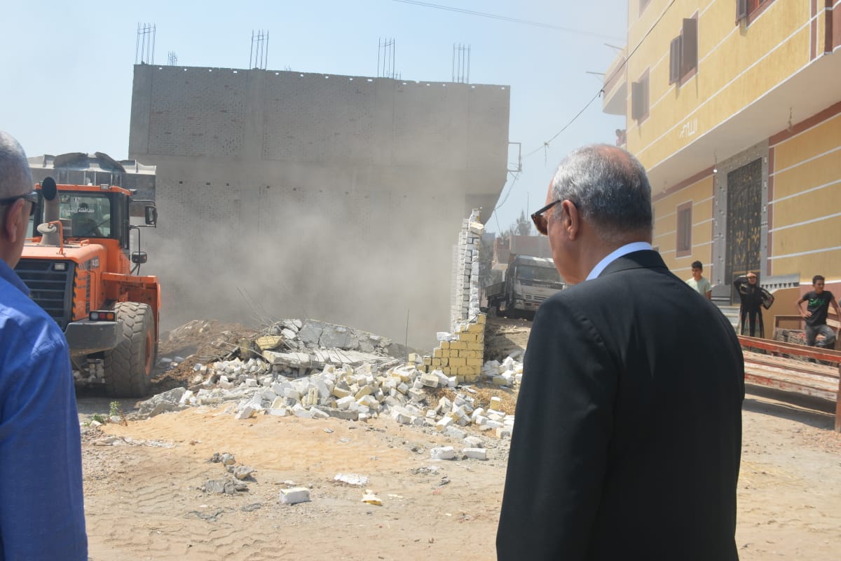 الهجان يقود حملة لإزالة عدد 29 حالة على مساحة 5 آلاف متر بميت حلفا بقليوب لإزالة التعديات على الأراضى الزراعية والمملوكة للدولة