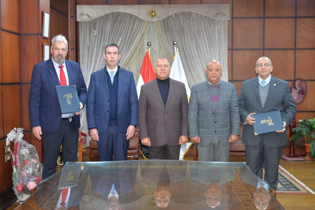 وزير النقل يشهد توقيع إجراءات تسليم الرصيف الجنوبي لمحطة الحاويات تحيا مصر 1 الى المشغل العالمي