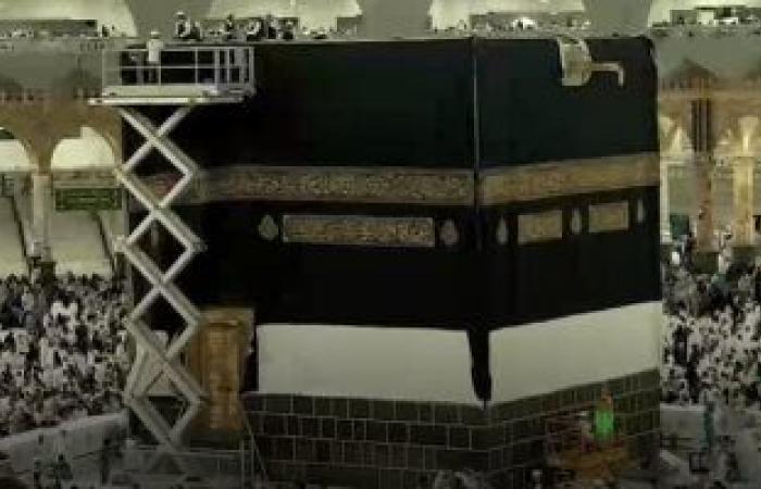 شؤون الحرمين ترفعُ كسوةَ الكعبة المشرَّفة للحفاظ على نظافة وسلامة الكسوة