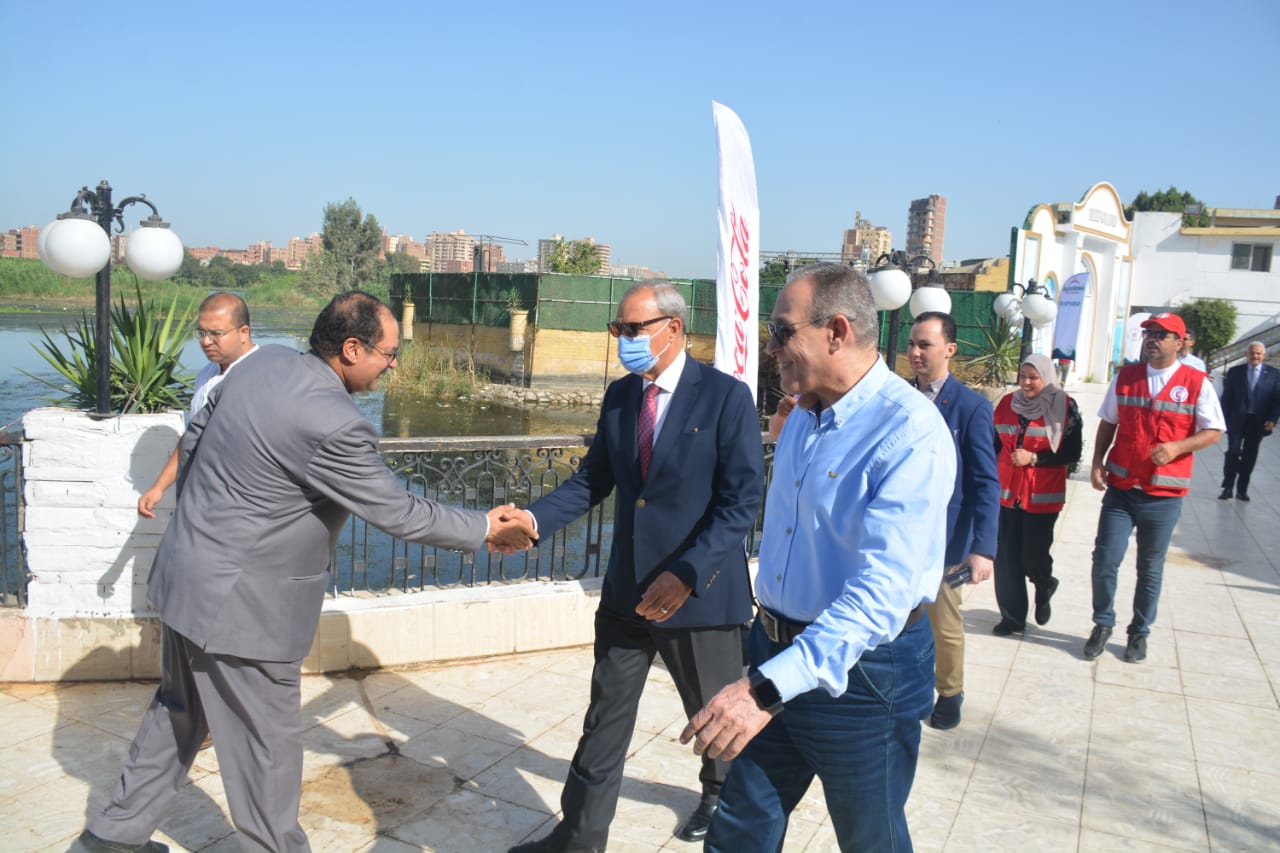 محافظ القليوبية يشارك في فاعليات حملة تنظيف النيل التي تنظمها مؤسسة شباب بتحب مصر والهلال الاحمر المصري للحفاظ علي نهر النيل ودعم مؤتمر المناخ cop27