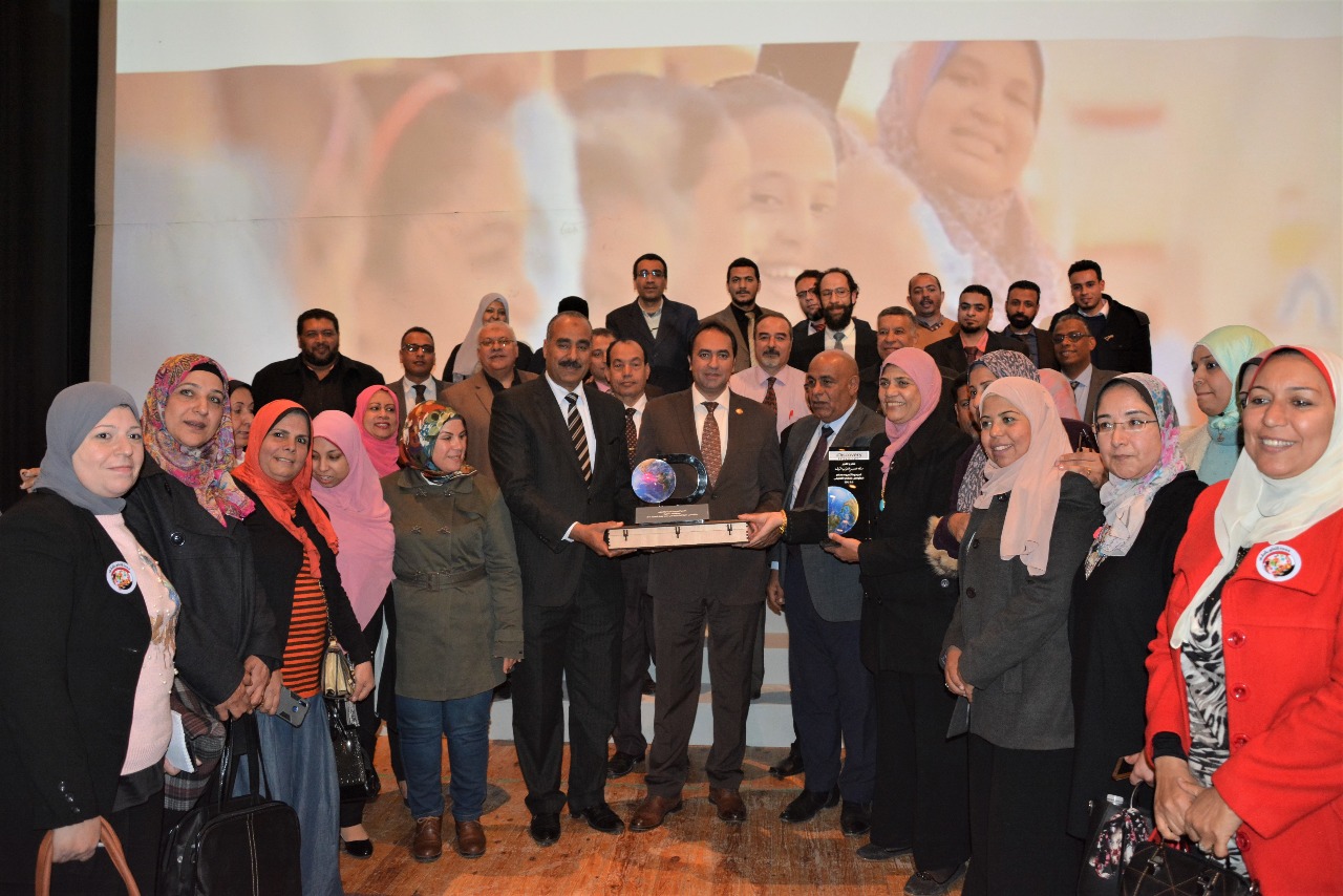 محمد عُمر يكرم مدربي نظام التعليم الجديد Education 2.0