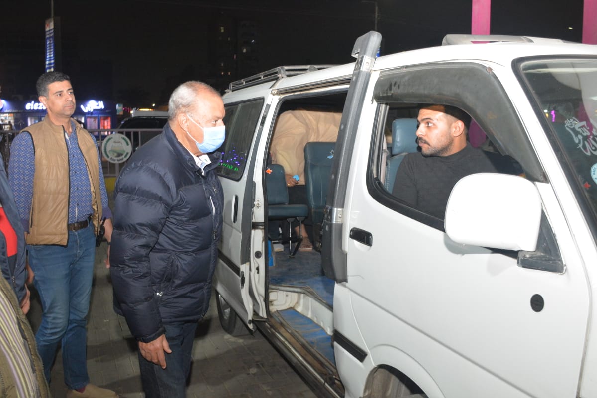 محافظ القليوبيه يقوم بجولة مسائية لمتابعة انتظام حركه سير السيارات الاجره بمواقف مسطرد بحي شرق شبرا الخيمة و يقود حملة نظافة مكبرة باحياء غرب وشرق شبرا الخيمة