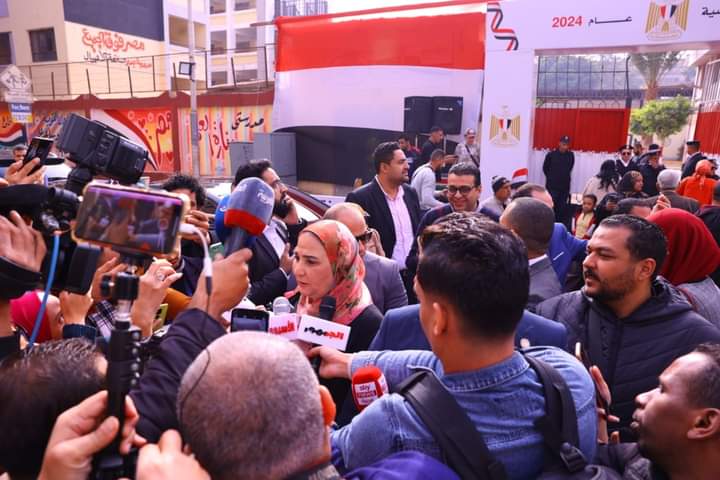 وزيرة التضامن الاجتماعي تدلي بصوتها في انتخابات رئاسة الجمهورية بلجنة مدرسة بدر الإعدادية بالدقي