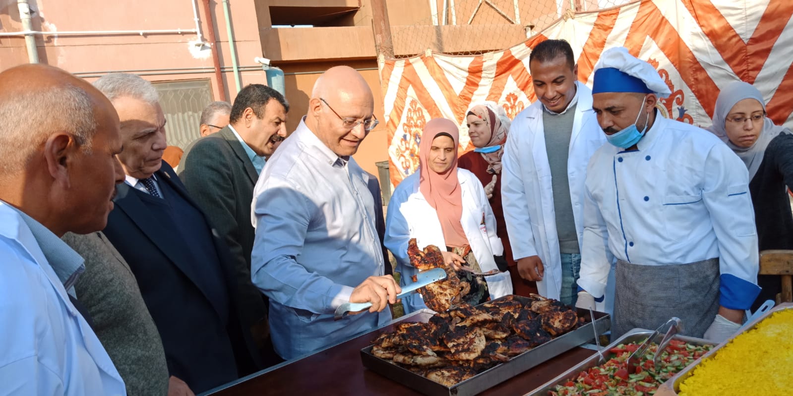 رئيس جامعة بنها يشارك طلاب المدن الجامعية حفل شواء