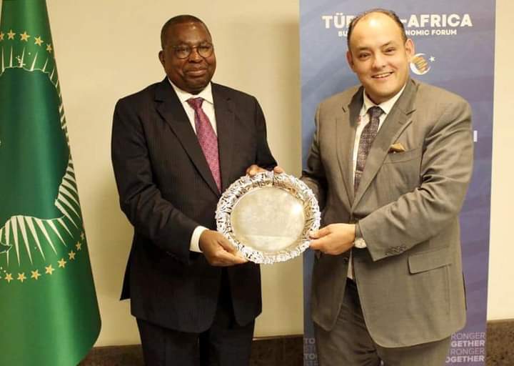 وزير التجارة والصناعة يبحث مع مفوض التنمية الاقتصادية والتجارة والصناعة والسياحة والتعدين بالاتحاد الأفريقي ملفات التعاون المشترك بين مصر والاتحاد