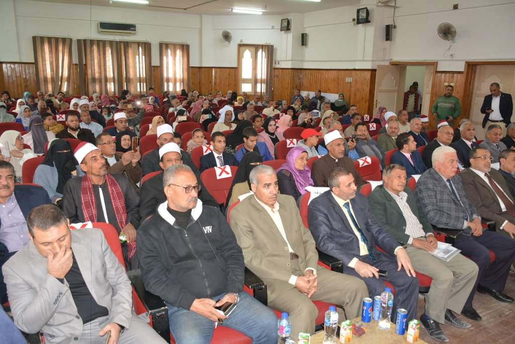 بالصور: تكريم أوائل الشهادات الأزهرية بسوهاج