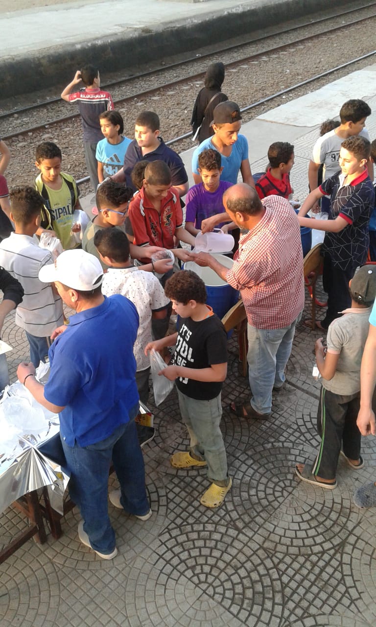 "بيعزموا القطار".. إفطار المسافرين عادة أبناء "أبو حماد" بالشرقية من 20 سنة