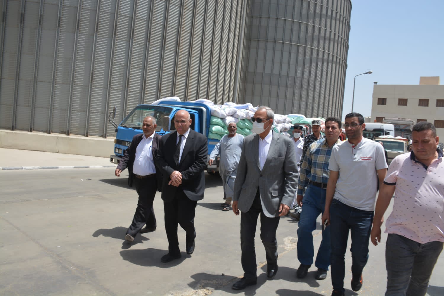 محافظ القليوبية يتفقد عددا من صوامع الغلال لمتابعة بدء موسم توريد القمح ويتفقد عددا من الحقول الزراعية ويلتقي المواطنين لحثهم علي توريد القمح في موعده