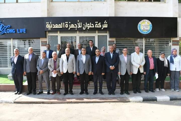 للاطمئنان على معدلات سير وإنتظام العملية الإنتاجية ،،،  " وزير الدولة للإنتاج الحربى " يتفقد شركة " حلوان للأجهزة المعدنية " 