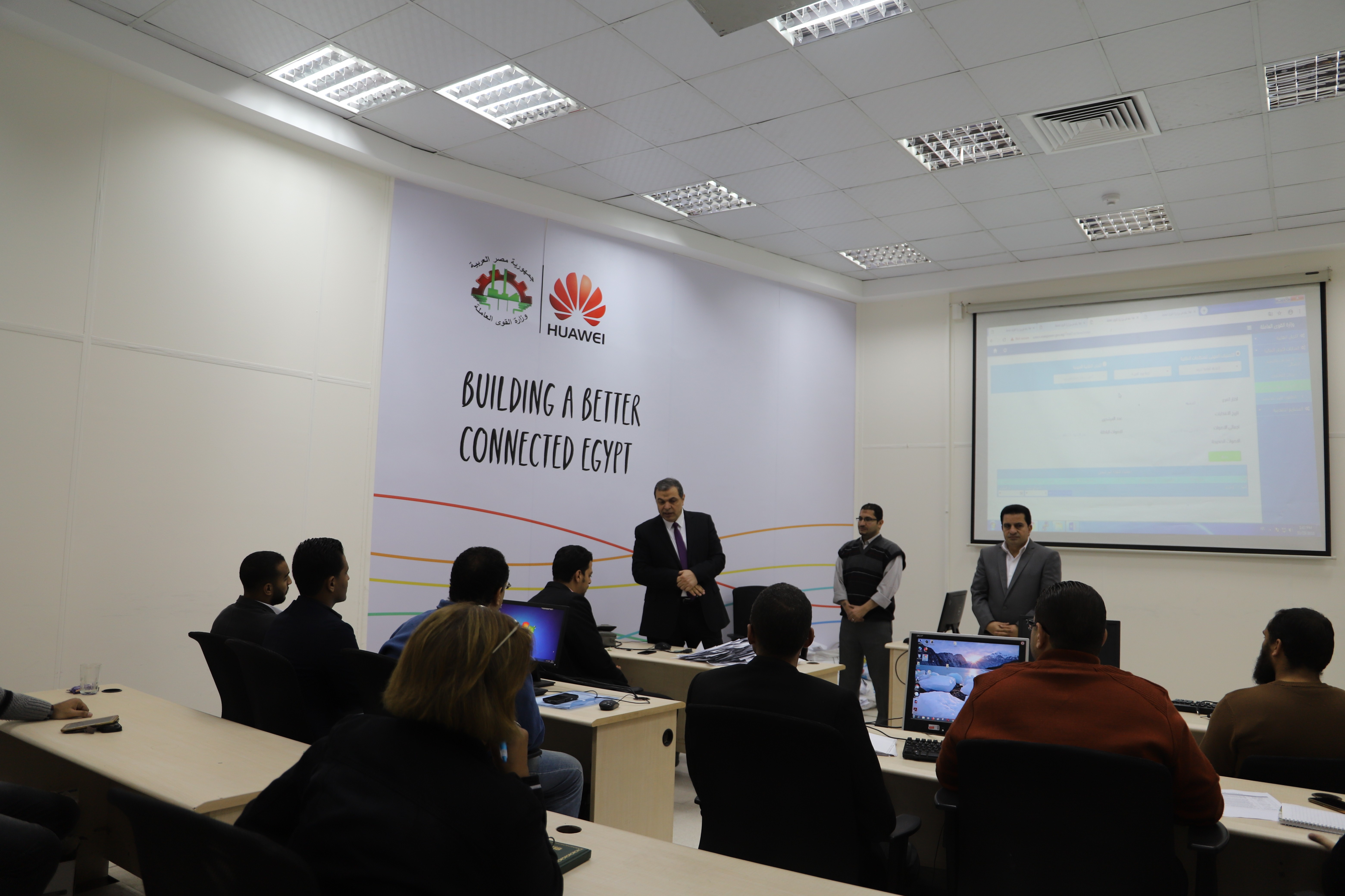 3 شهور تجريبي ..للتحول من النظام الورقي للالكتروني  والحصول علي المعلومة لحظيا بالقوي العاملة