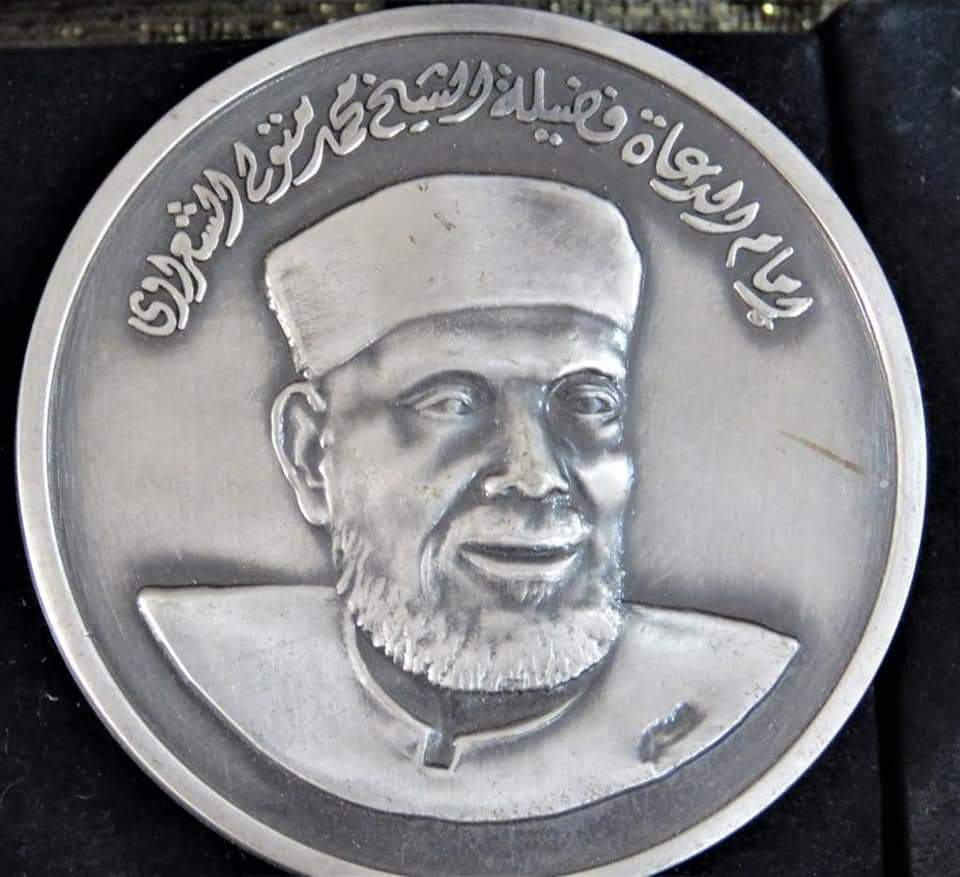 «أنامل من ذهب» تسك العملة.. والصورة بألف كلمة !