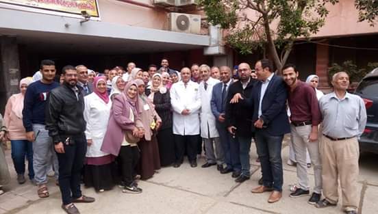 بالصور: محافظ الجيزة يفاجئ مستشفي إمبابة ويكافئ العاملين