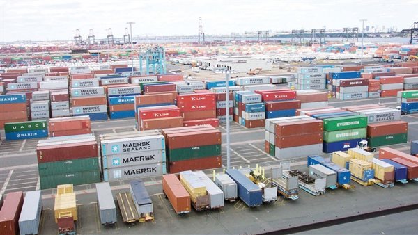 صور: ضبط كمية من النقد الأجنبي والأسلحة والذخائر بجمارك سفاجا