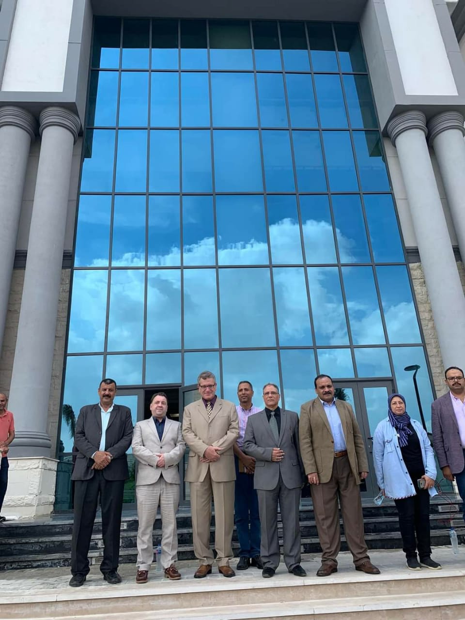 عميد كلية الطب بجامعة كيل بإنجلترا يتفقد جامعة بنها الأهلية بالعبور