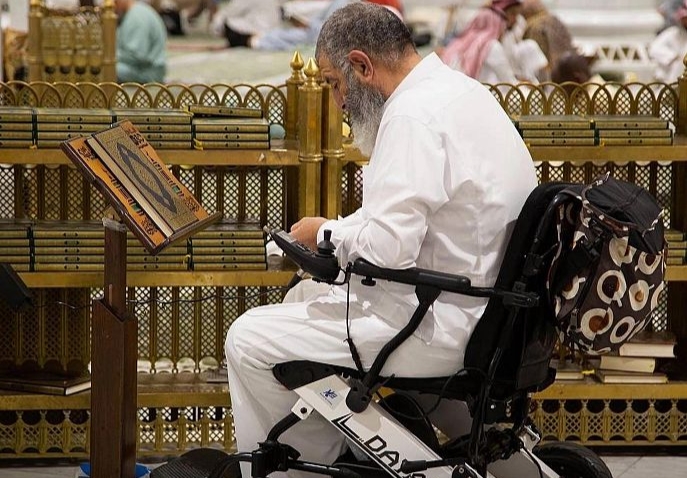 "شؤون الحرمين" توفر خدمة إيصال الأشخاص ذوي الإعاقة من الساحات المحيطة بالمسجد الحرام إلى الأماكن المخصصة