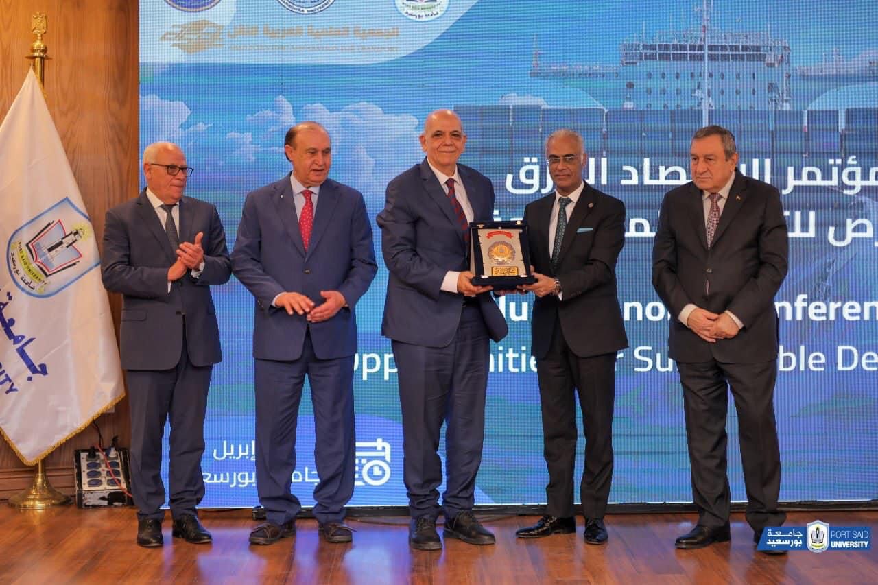 تكريم الأستاذ الدكتور محمد على إبراهيم فى مؤتمر الإقتصاد الأزرق 