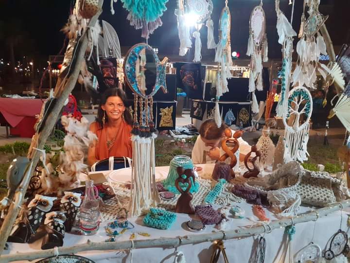 مونيكا السويسرية. تقيم معرض خبرة لبيع المشغولات اليدوية  للصرف على تربية الحيوانات بالغردقة