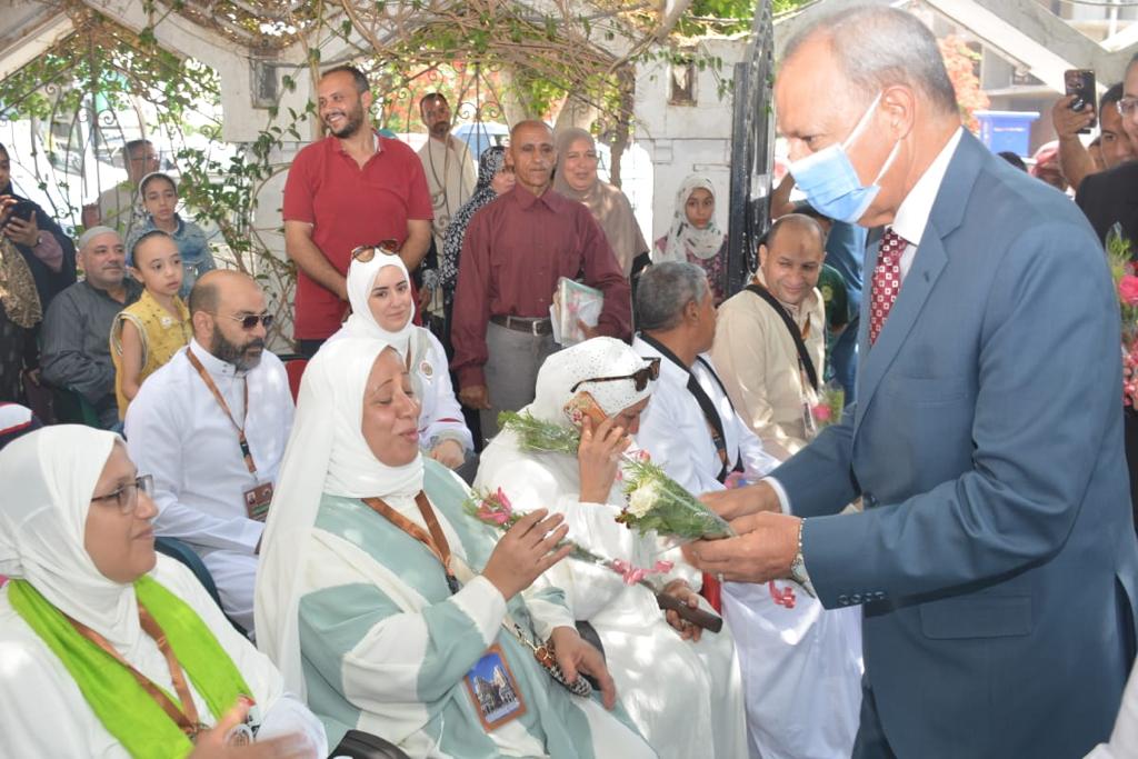 محافظ القليوبية يودع الفوج الثاني من حجاج الجمعيات قبل سفرهم لبيت الله الحرام 