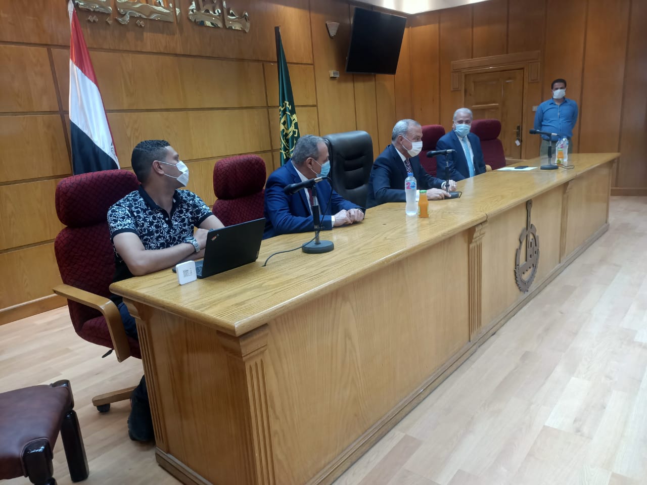 محافظ القليوبية يتابع حملة وزارة الصحة "طرق الأبواب" لتطعيم موظفي ديوان عام المحافظة ضد فيروس كورونا