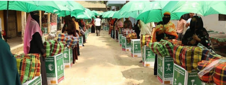 مركز الملك سلمان يوزع حقائب إيوائية وسلال غذائية في مدن بنجلادش