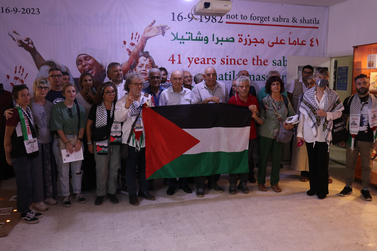 "كي لا ننسى صبرا وشاتيلا " يزورون المعرض التضامني في مبنى "عامل"