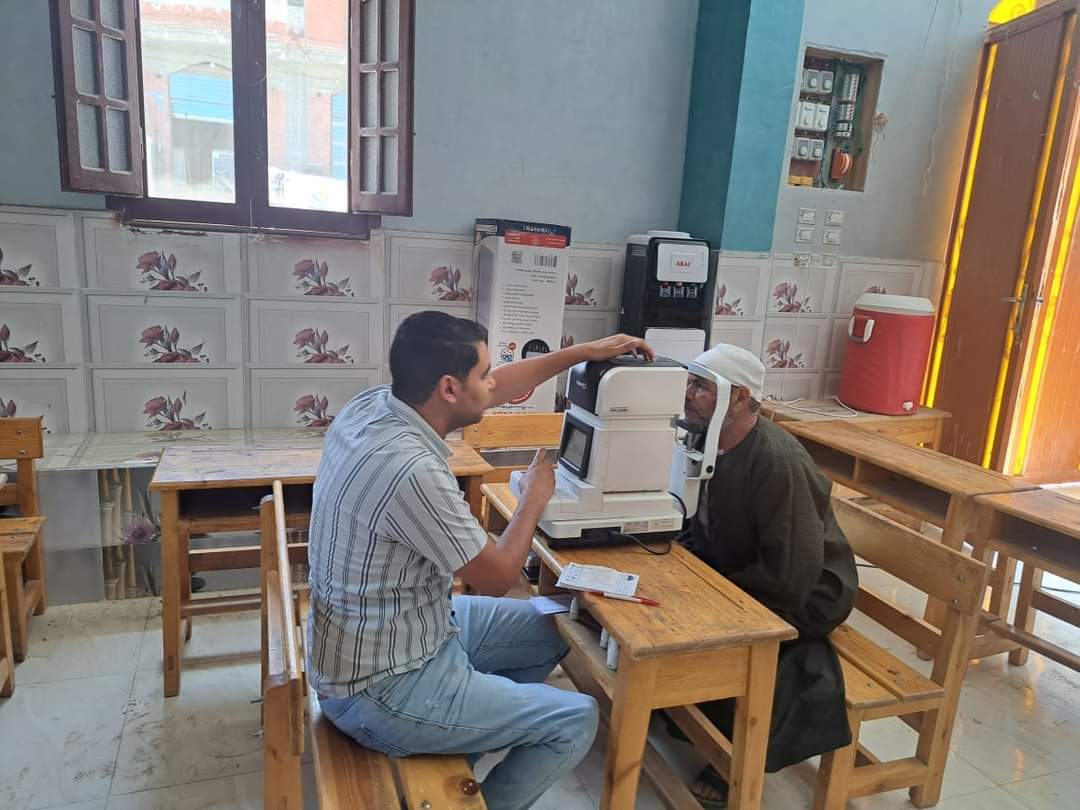 توقيع الكشف على274 مواطن خلال قافلة طبية بمركز وادي النطرون 