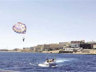 «الباراسيلينج» يجذب السائحين على شواطئ الغردقة  محى البحرالاحمر