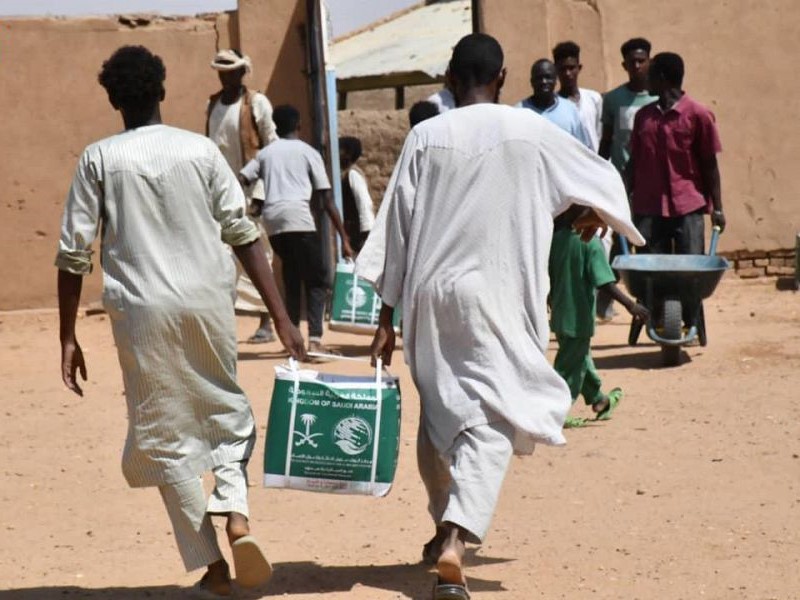 مركز الملك سلمان للإغاثة يوزع سلال غذائية في ولايات جمهورية السودان