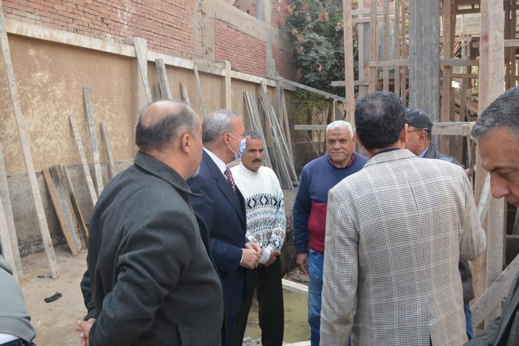 محافظ القليوبية يتفقد أعمال صيانة شبكة الكهرباء وبالوعات الصرف الصحي لحماية المواطنين من الأخطار