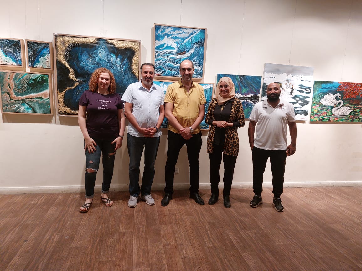 سفيرة المناخ تحذر العالم بلوحات تشكيلية 